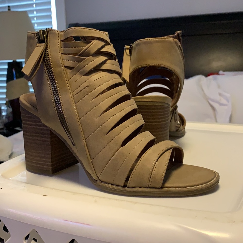 Open Toe/Heel Universal Thread Heels - Picture 2 of 3